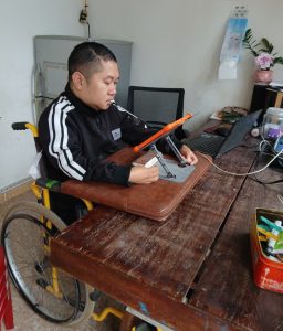 KHI TÔI YÊU MỘT NGƯỜI KHÔNG THỂ ÔM TÔI